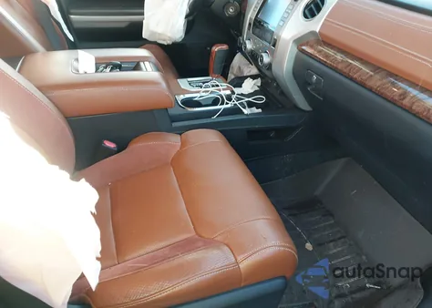 2018 Toyota Tundra 1794 5.7L V8 z USA, uszkodzony, nr VIN 5TFAY5F11JX743334